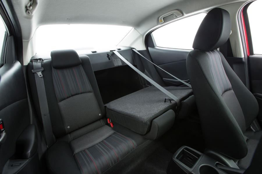 Интерьер Mazda2 Sedan 2015 года  (AU) (фото 5 из 35)